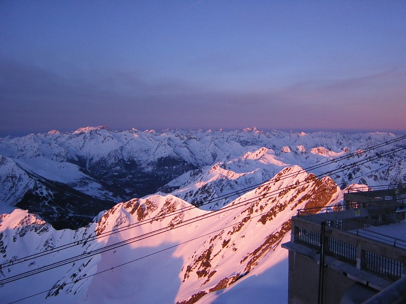 [Sunrize on the peaks]